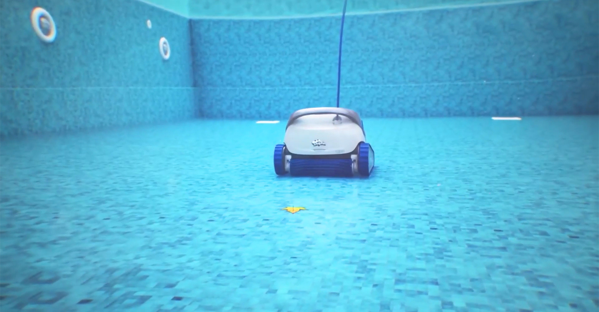 Pembersih kolam renang robotik